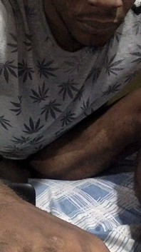 Am prins un băiat sexy negru masturbându-se