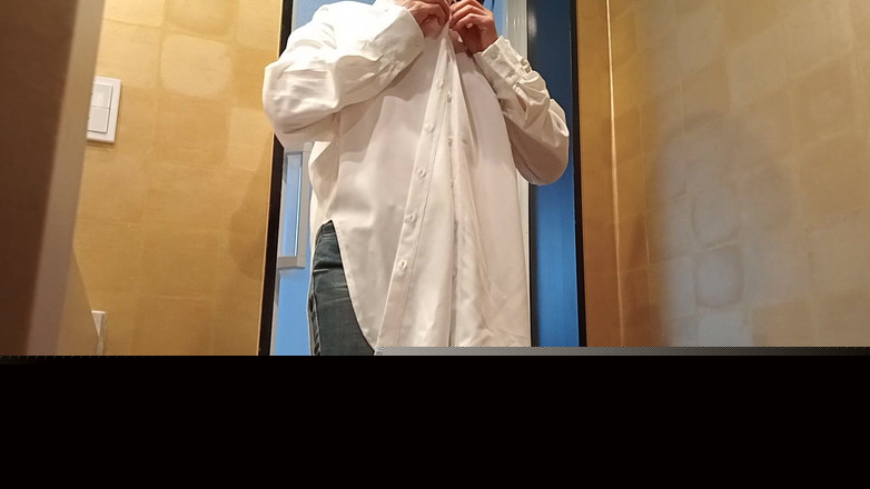 Mayumi Kanzaki: 脱下内裤，穿上紧身牛仔裤和衬衫