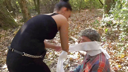 Femdom Austria: Dusící starého otroka v lese