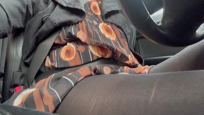 Step Mommy: Elegante stiefmutter fährt in strumpfhosen und einem schönen kleid ins...