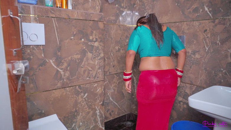 pinki_cute: Suhagrat- yeni evli pinki yenge banyoda sari soyunduktan sonra sert...
