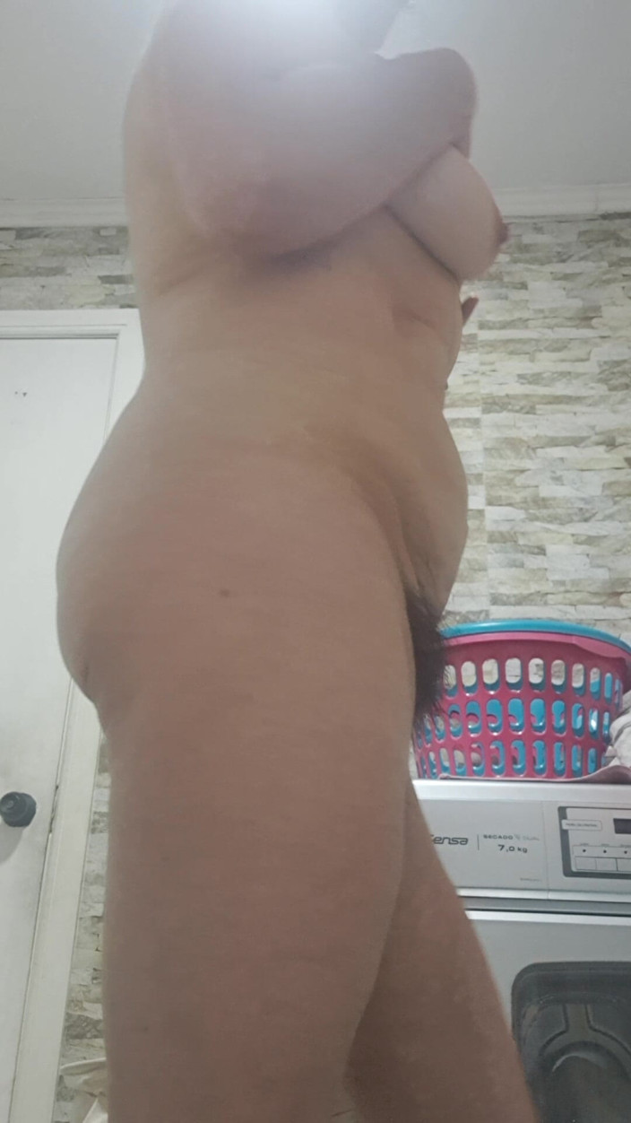 Mommy big hairy pussy: Chtěla ukázat svou kundičku, jak otevírá růžovou vagínu