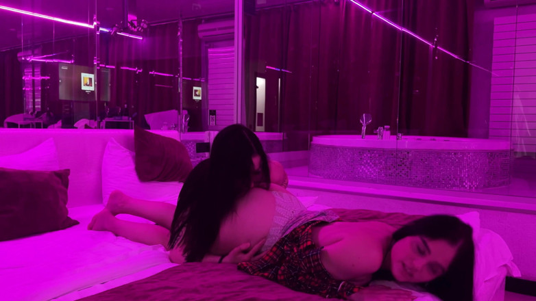 LuchCrush: กูบังคับให้น้องสาวไม่แท้สกปรกเลียกูในโรงแรม
