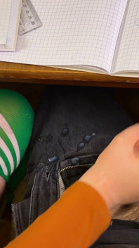 Studentessa gli fa una sega in una lezione di matematica sotto il tavolo del college. Masturbazione rischiosa in una classe pubblica.