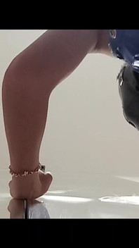 MILF sikilirken ağzına bir dildo alıyor