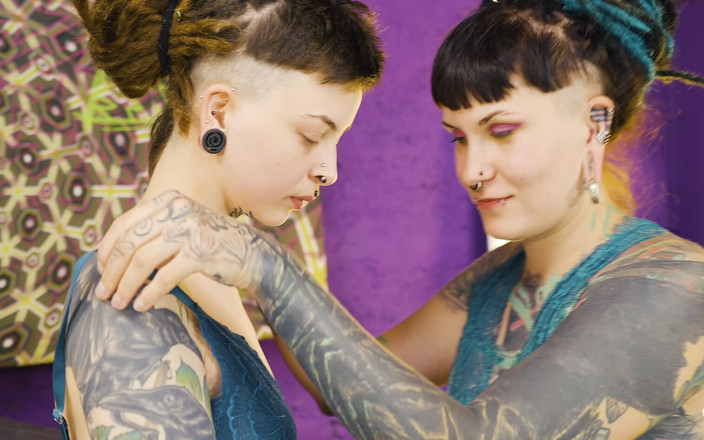 Z-Filmz: ドレッドヘアのタトゥー入りシンシアがレオのアソコとお尻を貪る - マジックワンド、ディープアナルトイ