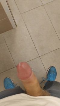 White, Skinny Boy Risky Handsfree Cumshout in Gym