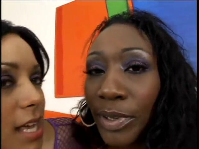 Black & White Lesbian Games: Fete sexy și vibratorul lor imens