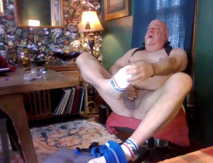 beardaddychub: Sega con i piedini in camicia nera!