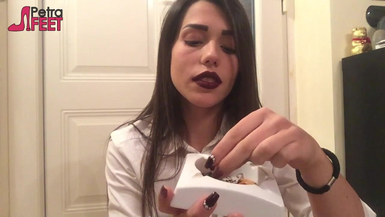 Smokin Fetish: Süper seksi İtalyan kız sigara içerken herkesi azdırıyor
