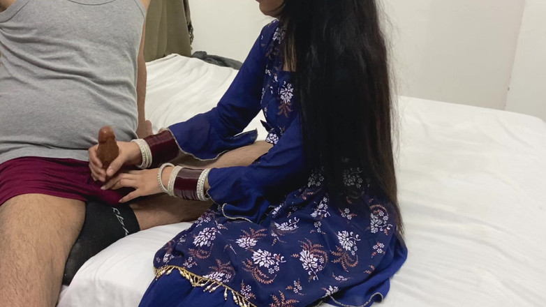 Desifilmy45: Ngeliat kontol hitam besar ayah tiri, gadis perawan ini bergoyang...