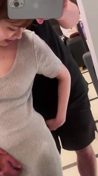 그녀의 소매에 그녀의 마음을 입고 간호사. 예상보다 오래 지속된 연결의 개인 스마트폰 기록.