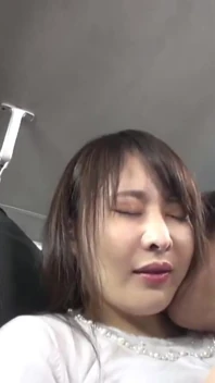拥挤的公交车惊险。丈夫在附近，紧身裙的妻子感觉到一个大胆的按压，并在危险的热量中悄悄地引导它靠近。- 第3部分