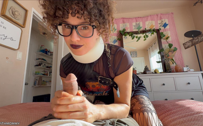 VibeWithMommy: Ragazza Emo Con Un Apparecchio Sul Collo Che Fa Più...