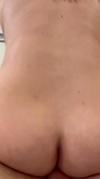 Blonďatá Trans PAWG je ošukaná starším mužem