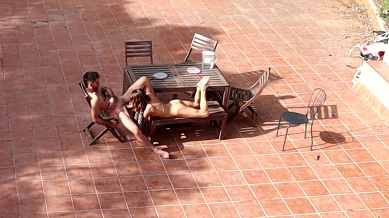 Magia Rosa: Pár si hraje a šuká na dvoře, Venku