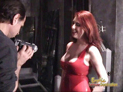 Erotic Female Domination: Due file di rossa e uno stallone fortunato si divertono...