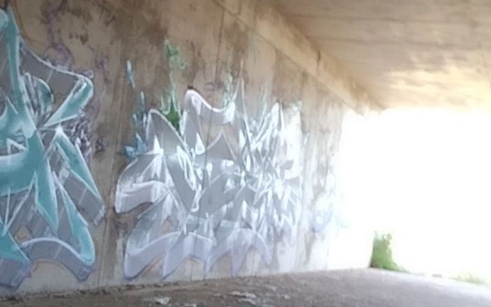 Morbosete000: Andando e mostrando sua bunda em uma tanga