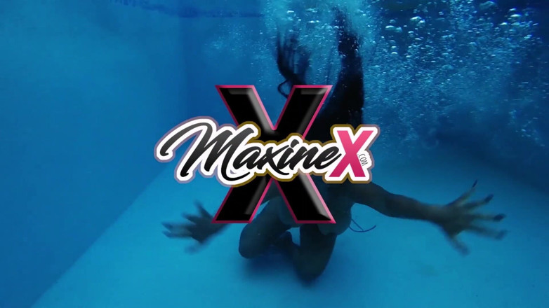 Maxine X: Maxine x viene punita duramente e profondamente da un enorme...
