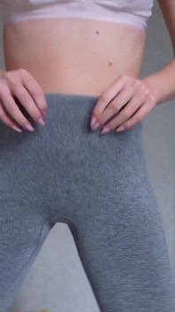 Probarse pantalones de yoga ajustados
