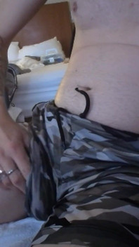 Un short camo de l’armée montre une grosse blanche raide