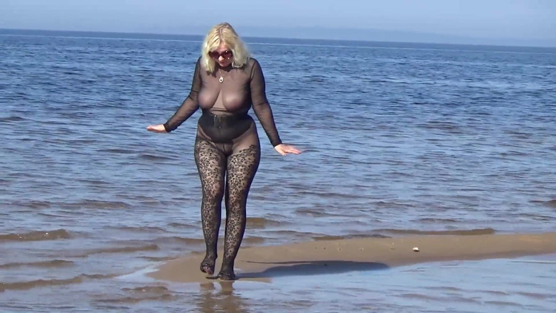 RedRoseRus: Plajă mare - fată în ciorapi din nailon