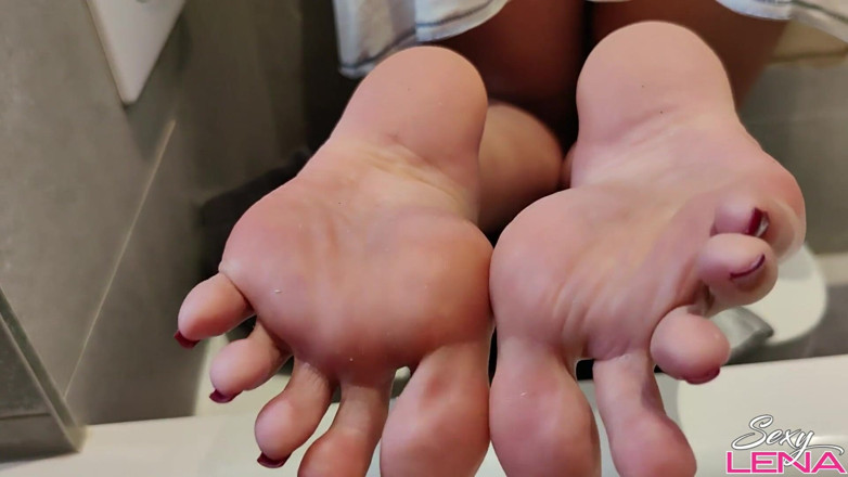 Goddess Lena: Cum on Barefoot Soles