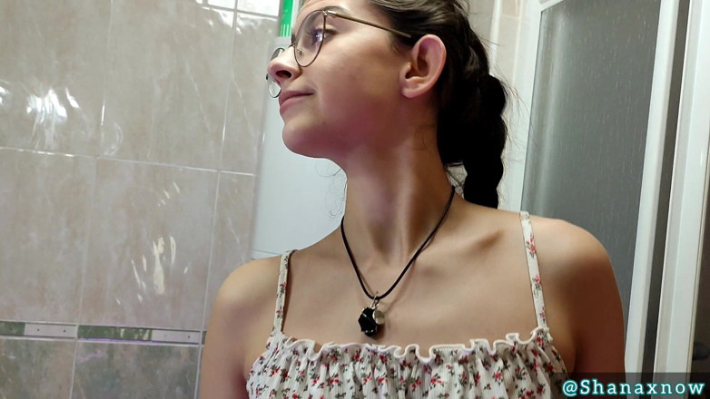 Shanaxnow: Pourquoi tu me fais pipi deux fois dessus
