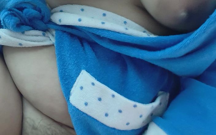 Vaginabig88: गीली अवस्था में हस्तमैथुन कर रहा छात्र