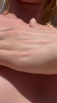 Nud plajă afară și arătându-mi pizda păroasă