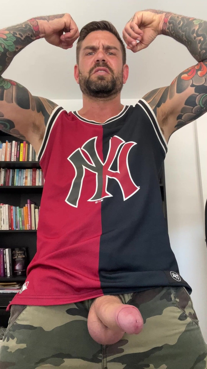 Juan Lucho Gay: Cannuccia chulazo tatuata con vestiti addosso