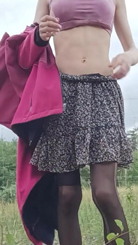 Sexy dívka Carolina masturbuje v lese nadržená