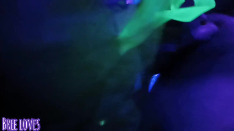 Bree Loves: Neon partisi oral seksle bitiyor