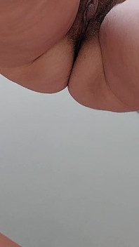 Figa pelosa della mora, grandi tette, donna pelosa sensuale in cucina. Sexy miLF, figa pelosa, culo grosso
