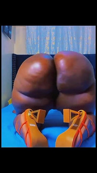SSBBW twerka a pecorina con i tacchi alti