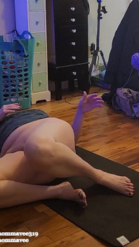 Mamă sexy incitantă face yoga cu pizdă!
