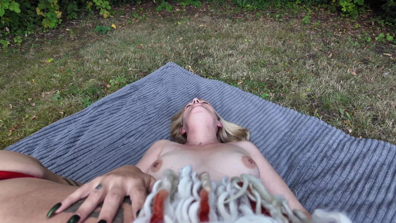 Domina Dark: Sexo Lésbico Al Aire Libre