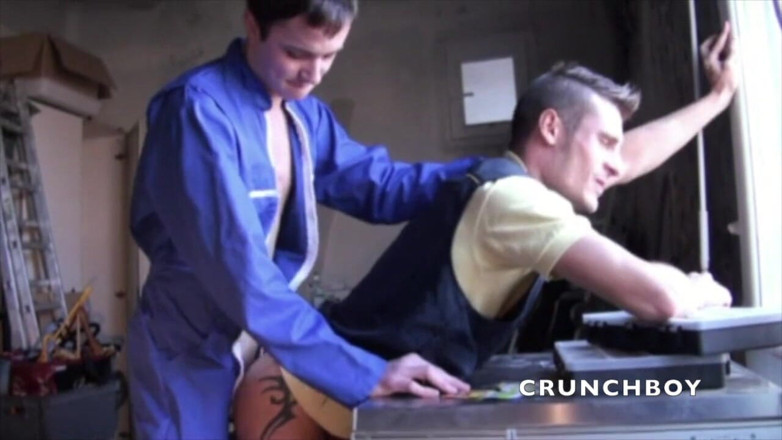 Crunch Boy: स्ट्रेट वर्कर को उसके डाकिया ने चूसा