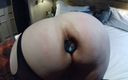 Lucy&#039;s big MILF tits: Бос любить мене на четвереньках, демонструючи мою велику круглу дупу мамки та пизду, змащену для розваги з анальною пробкою