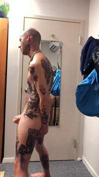 Potetovaný Twink Masturbace Solo