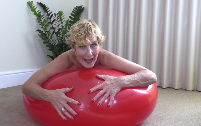 Molly MILF: Vuoi vedermi giocare con un gigantesco palloncino di gomma - che...