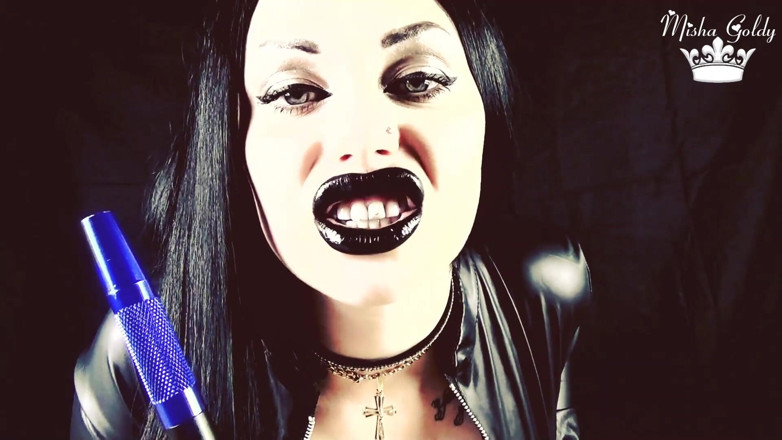 Goddess Misha Goldy: Cewek gothed darkside lagi asik coli sambil merokok
