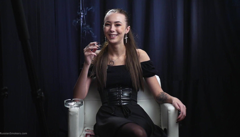 Russian Smokers: Brünettes mädchen gibt ein interview über ihre raucherfahrung
