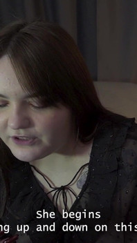 Порноісторія: Стелла хитро посміхається, коли їй є свій хлопець зі страпоном