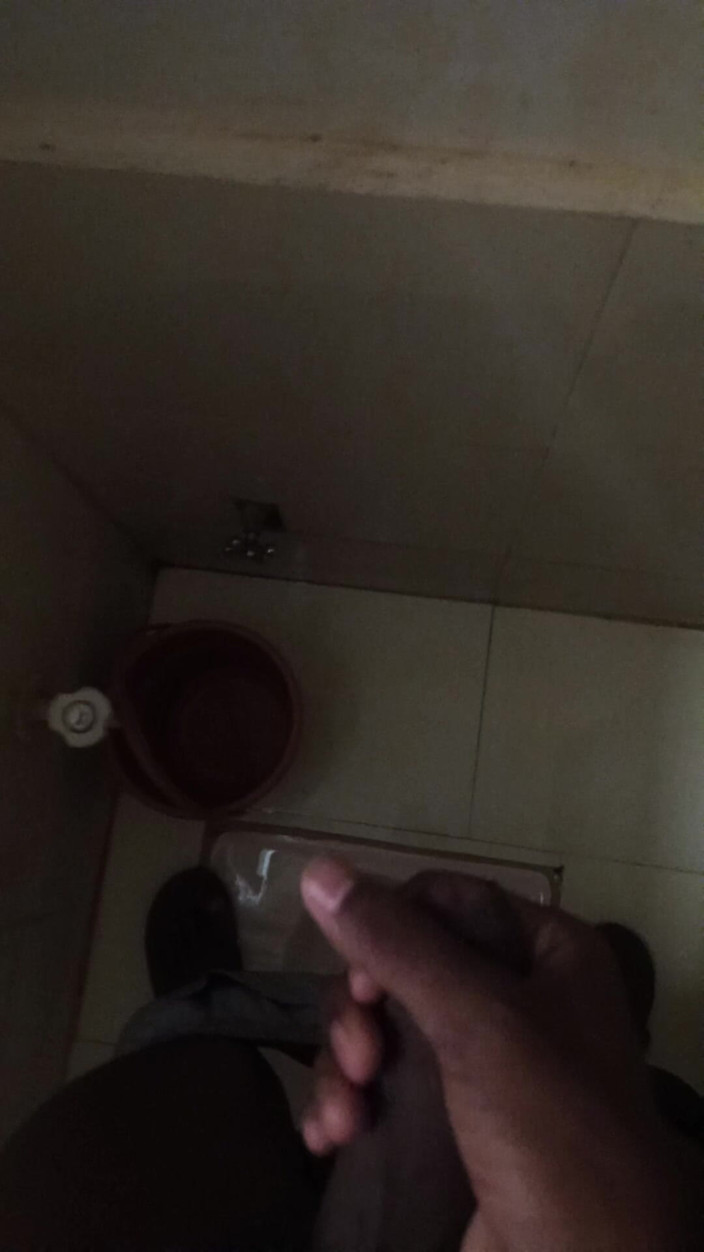 Aniketgod: Băiat desi se masturbează pe Toaletă Masterbet în toaletă
