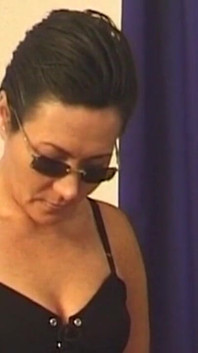 Z zasłoniętymi oczami dojrzała brunetka MILF znosi zmysłową intymną inspekcję
