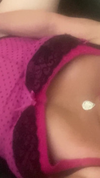 Krissy Sweets yarak halkası ve anal oyuncak kullanıyor