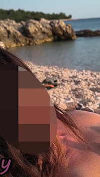 Riskantní sex na nudistické pláži ve Španělsku: Dotýká se, zatímco je nahá