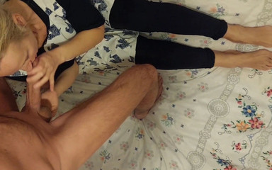 Selena701: Cewek dewasa rambut pirang amatir lagi asik nyepong kontol dan...