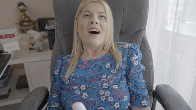 EroticOnly Fetish: Rubia milf con avidez prueba cada juguete en sí misma